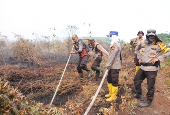 Sastgas Polres Bengkalis Berjibaku Padamkan Api di Pulau Rupat