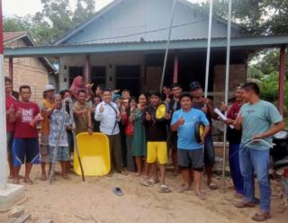 Pekebun Sawit Senang Dapat Bantuan Alat Panen dari Ketua DPRD Kutim dan Disbun Kutim