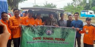 Pj Gubernur Sumsel Salurkan Bantuan ke Warga Korban Banjir di Muratara