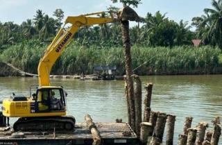 BPBD Aceh Tamiang Tanam Batang Kelapa Sawit Ubah Arus Sungai
