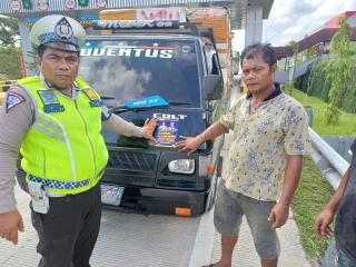 Antisipasi Hoax Jelang Pemilu, Sat PJR Ditlantas Polda Riau Pasang Stiker ke Kendaraan Pengguna Jalan Tol