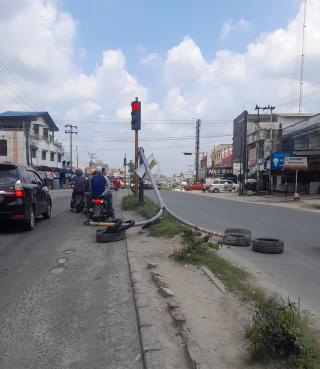 Tiang Lampu PJU Tumbang Tepar di Jalur Dua Jalan Hang Tuah Duri