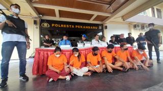 Polisi dan Petugas Avsec Bandara SSK II Pekanbaru Gagalkan Pengiriman 7,6 Kg Sabu ke Lombok dan Jakarta