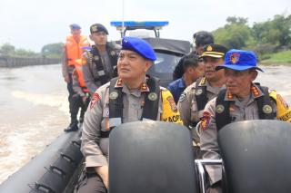 Pastikan Transportasi Air Aman, Kapolda Riau Lakukan Patroli di Sungai Siak