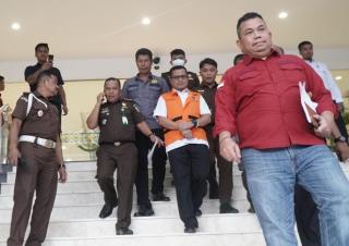 Tersangka Korupsi Rp 2,3 M, Kadisdik Riau Tengku Fauzan Ditahan