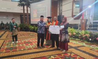 Wisudawan Pemuncak Politeknik Kampar Dapat Penghargaan dari Apkasindo