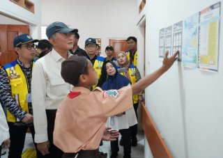 Menteri PU Puji Kualitas Bangunan dan Bincang Akrab Bersama Guru dan Siswa
