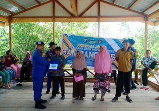 Cintai Masyarakat Pesisir, Satpolairud Kepulauan Meranti Gelar Bansos Lewat Program 