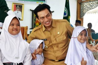Bupati Fadhil Arief Berikan Bantuan Biaya Pendidikan Program Batang Hari Cerdas 