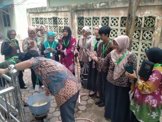 Peserta Workshop dan Praktek Produksi Batik Sawit EMG Antusias Ikuti Pembuatan Malam Kelapa Sawit