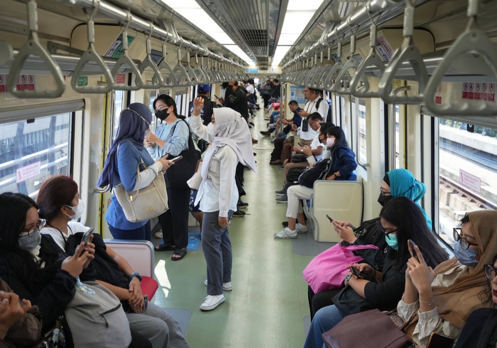 Duduk dan Berdiri Jadi Ruang Bersama Saat Jam Sibuk LRT Jabodebek