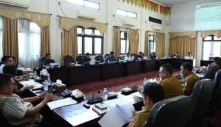 Banggar DPRD Rohul Rapat Sinkronisasi Ranperda APBD 2026