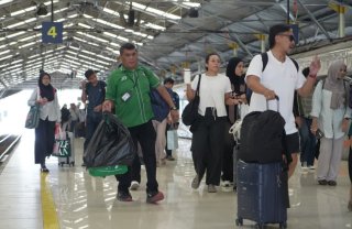Di Balik Ramainya Angkutan Lebaran 2026, Ratusan Porter Hadirkan Kenyamanan di Daop 2 Bandung