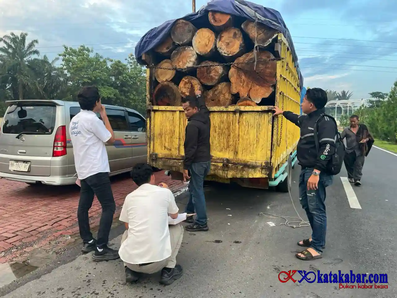 TNI Gagalkan Dugaan Illegal Logging di Dairi, Dua Truk Bermuatan Puluhan Kayu Gelondongan Disita