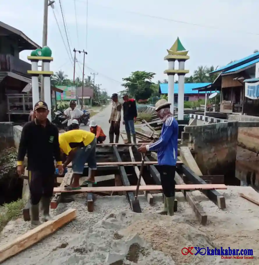 Pemerintah Dua Desa Goro Perbaiki Jembatan, Asa Pembangunan Permanen Direalisasikan
