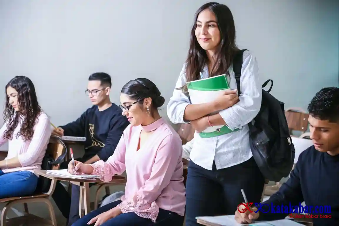 Bahasa Inggris di Kampus: Mitos atau Realita?