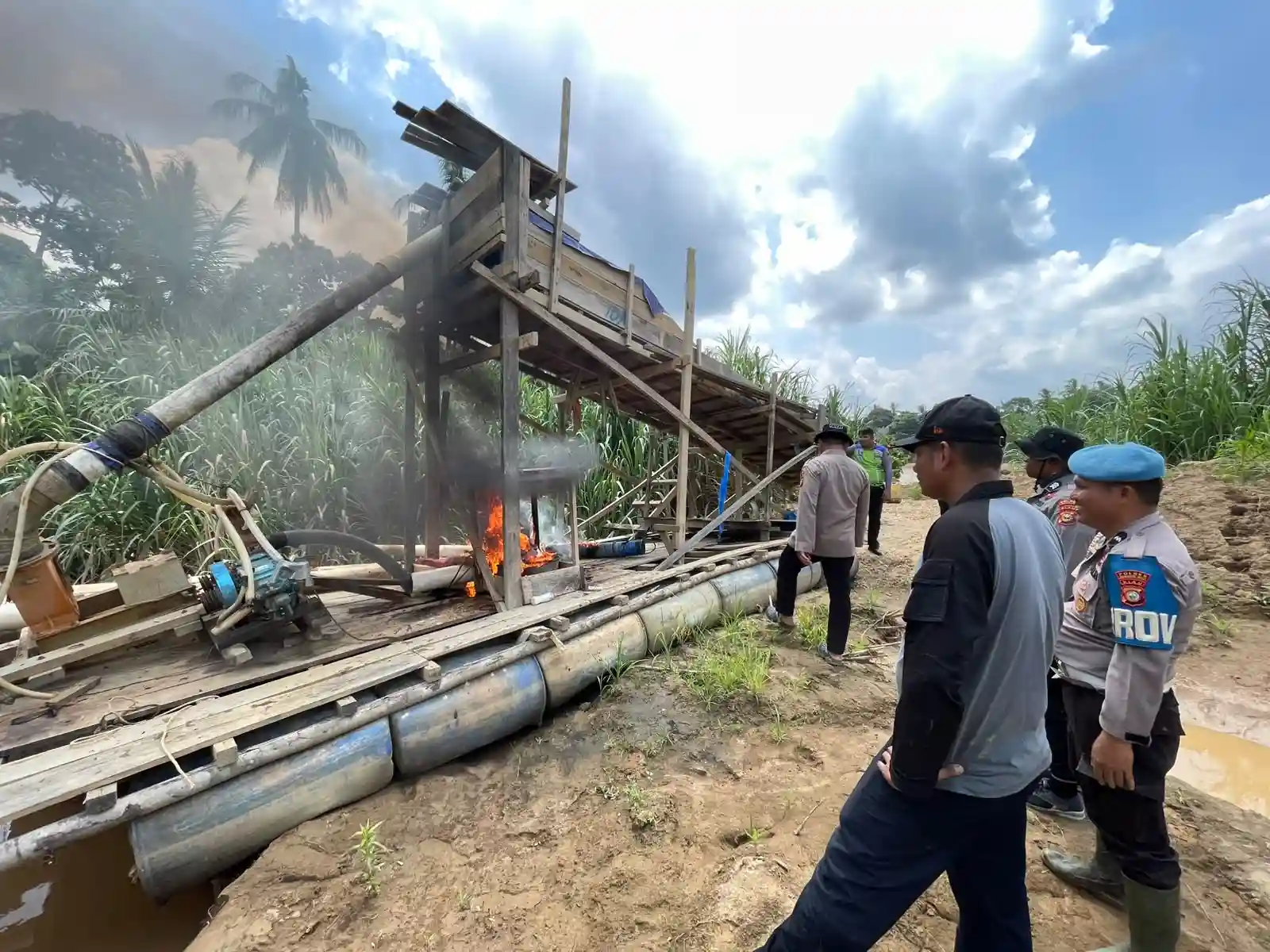 Sisir Sungai Indragiri di Inhu, Polisi Bakar 5 Rakit PETI