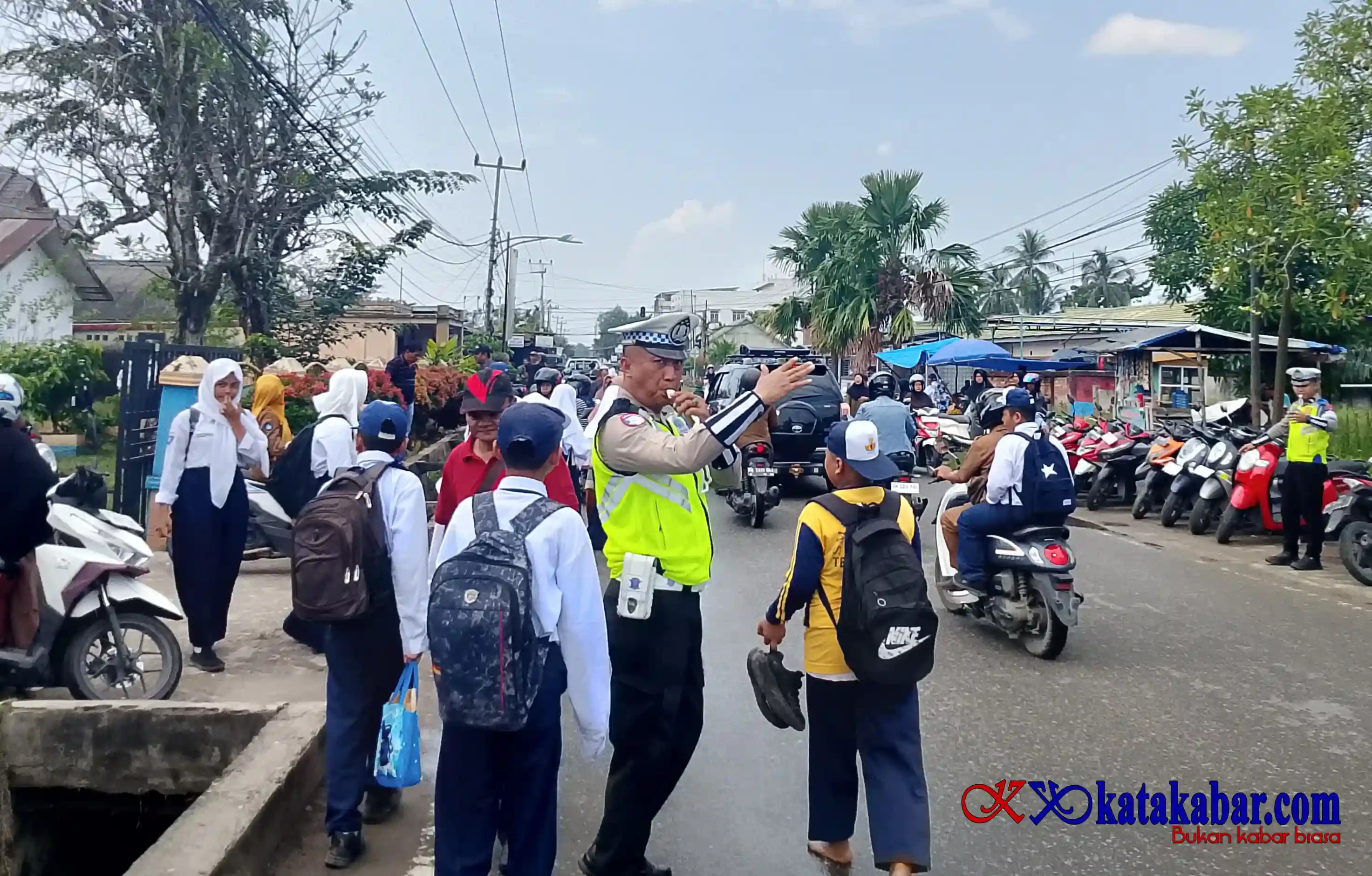 Hadir Layani Masyarakat, Satlantas Polres Inhil Kawal Pelajar Pulang Sekolah Biar Aman dan Tertib