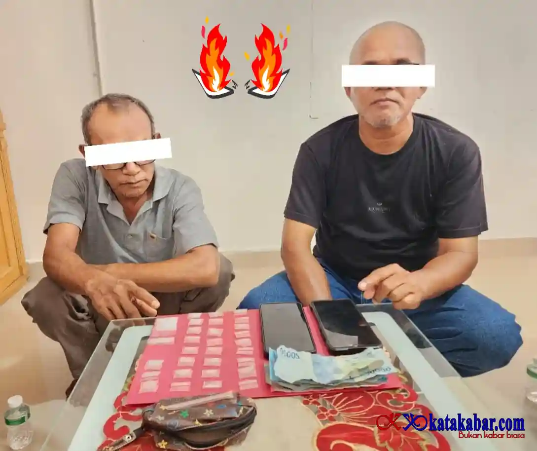 Polsek Mandau Ungkap Peredaran Sabu di Gang Kuburan Dua Pria Gaek  Terduga Pelaku Diborgol