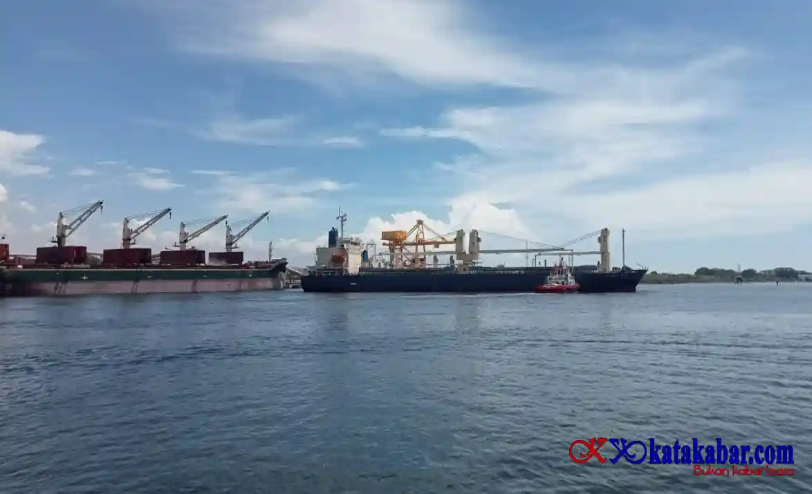 Ribuan Ton Cangkang Inti Sawit Berlayar dari Pelabuhan Krueng Geukueh ke Jepang