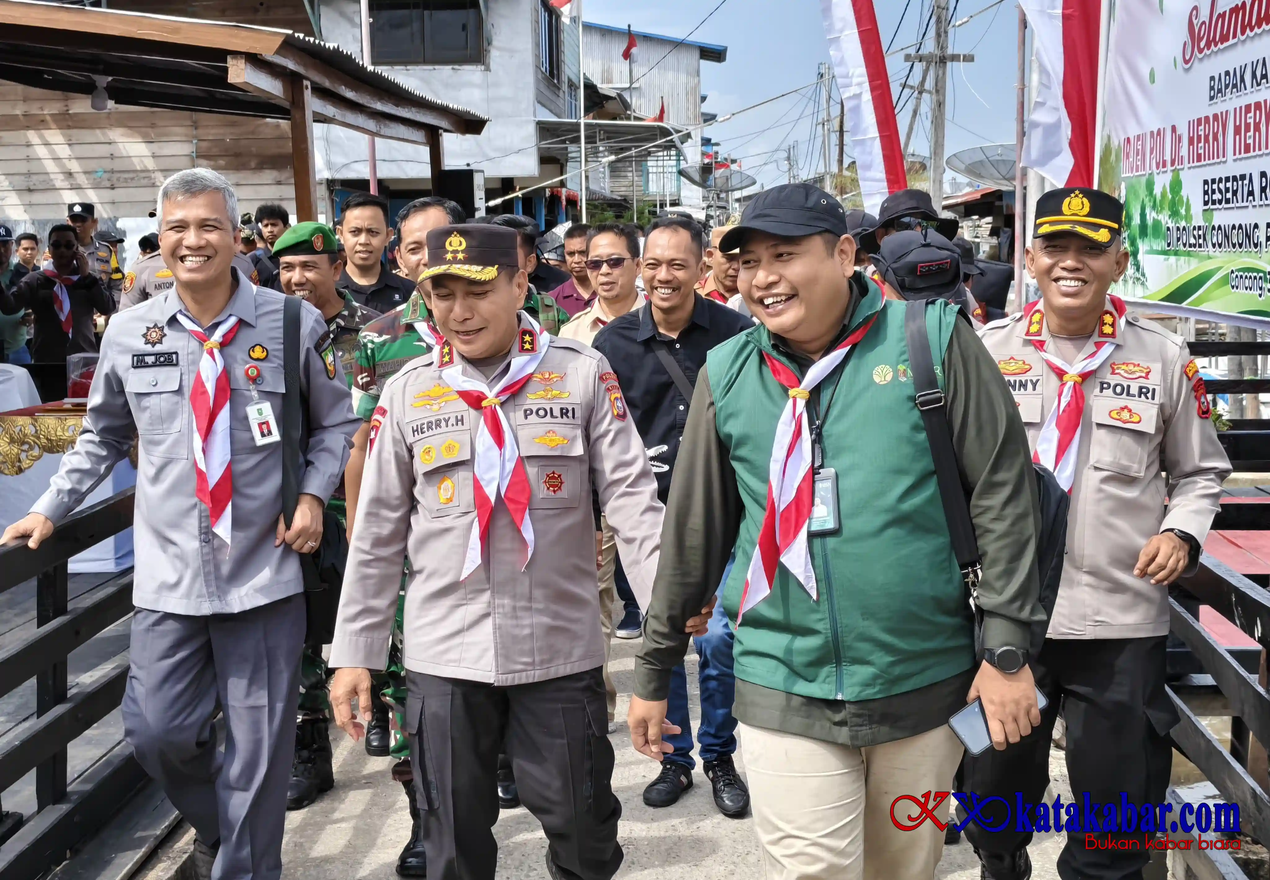 Kapolda Riau Bawa Semangat Merah Putih ke Pesisir Concong Salurkan Bantuan Ketinting hingga Tanam Mangrove