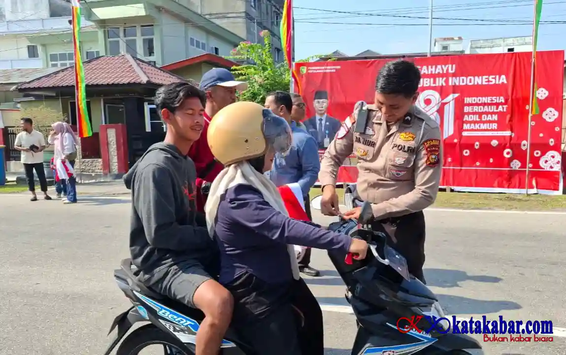 Jelang HUT RI ke 81, Satlantas Polres Kepulauan Meranti Bagikan Bendera Merah Putih kepada Pengendara
