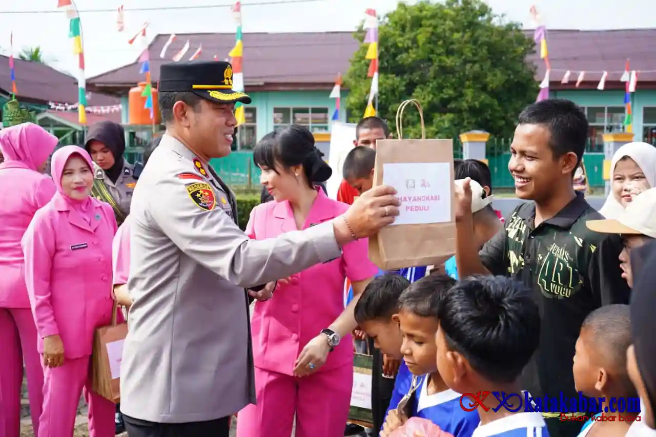 Kapolres Kepulauan Meranti Anjangsana ke SLB Selatpanjang, Serahkan Alat Bantu Dengar dan Kursi Roda