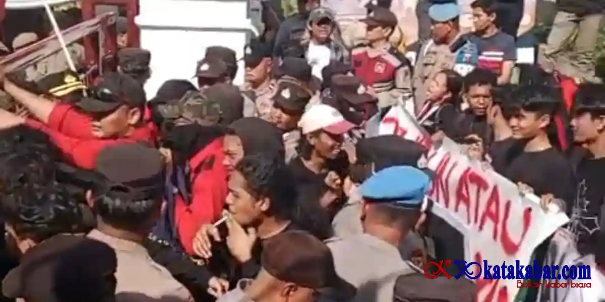 Enam Tuntutan ! Mahasiswa  Demo Kantor Walikota Medan