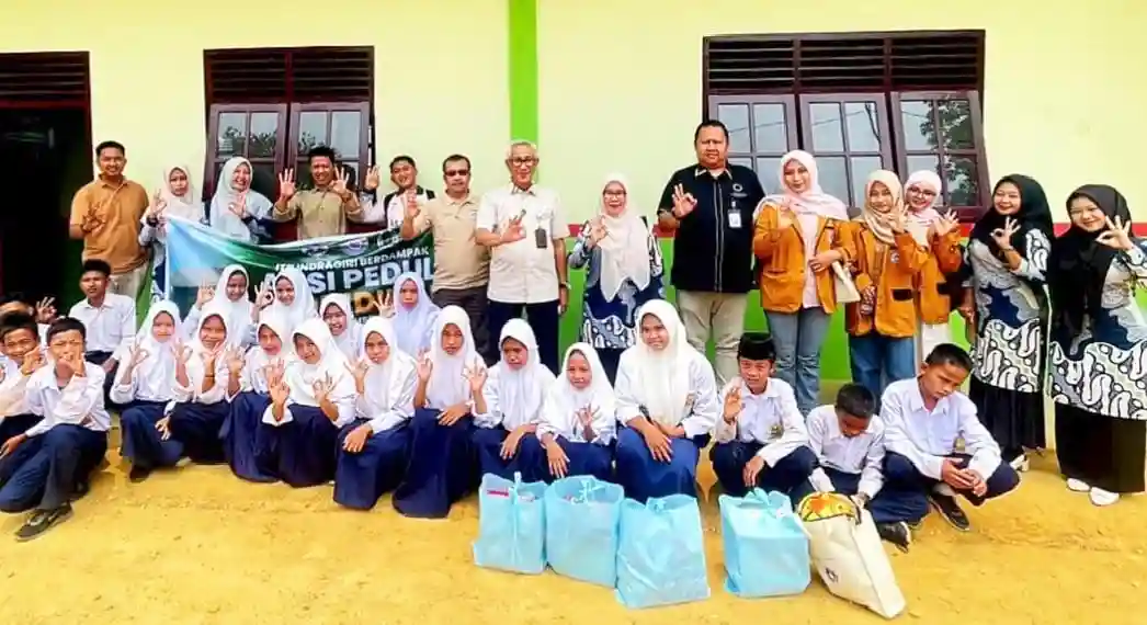 ITB Indragiri Santuni Siswa SMPN 4 Marginal Talang Suka Maju