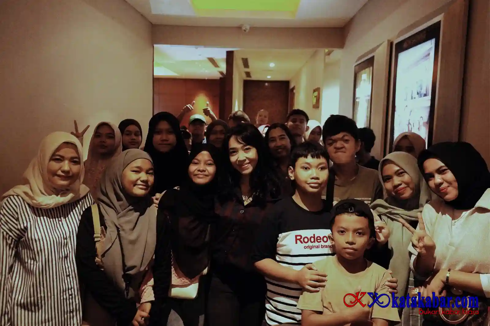 Siswa SLB Selatpanjang Senang Diajak Kapolres Kepulauan Meranti Nonton Film Istimewa