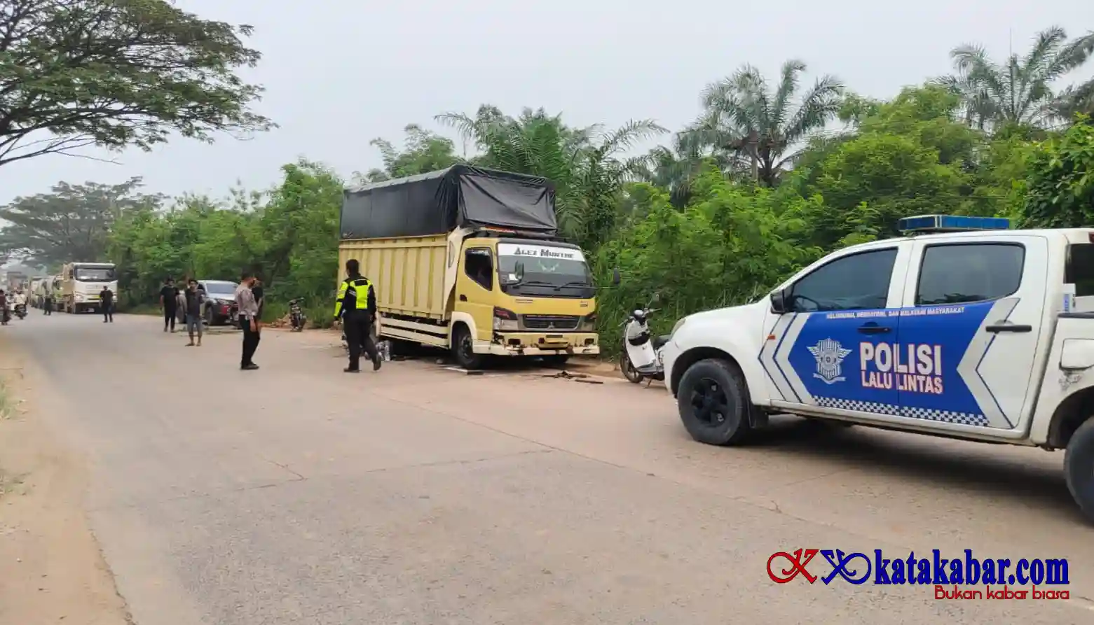 Pemotor Meninggal Dunia Setelah Tabrak Ekor Truk Colt Diesel Saat Menyalip