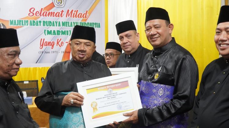 Syah Afandin Terima Penghargaan PB MABMI