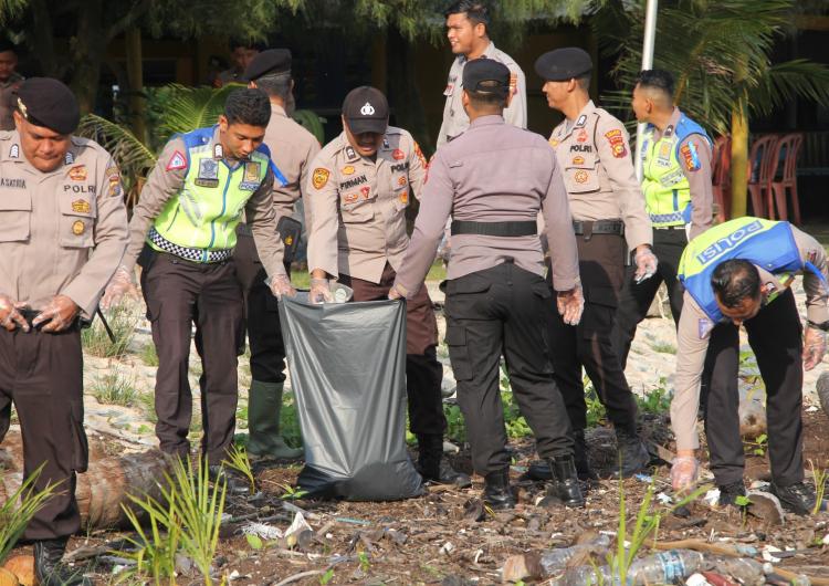 Polres Bengkalis Bersih-bersih di Area Pantai Pasir Putih dan Pantai Selat Baru
