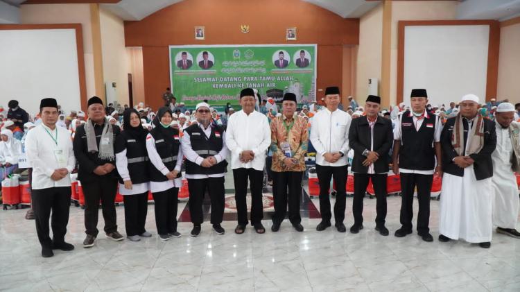Kepulangan Jamaah Haji Langkat Langsung Disambut Syah Afandin