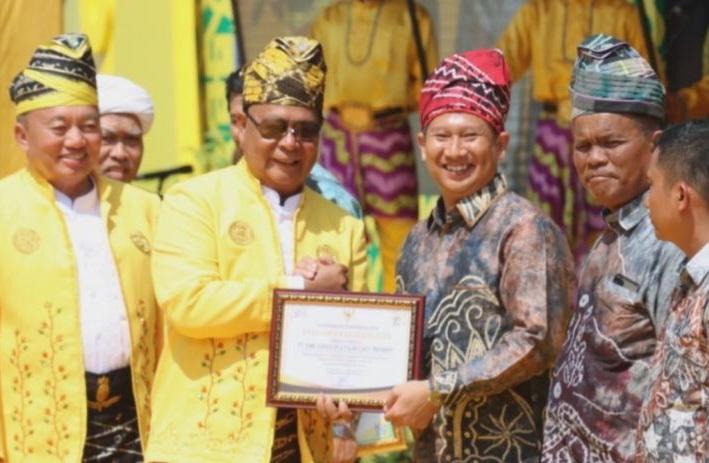 Di Hari Jadi ke 73 Kalsel, Dua PB Kelapa Sawit Diganjar Penghargaan Berbeda