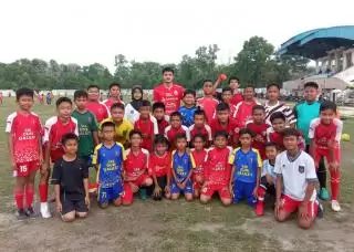 Striker Persija Jakarta Kehabisan Tinta Spidol Saat Bubuhkan Tandatangan