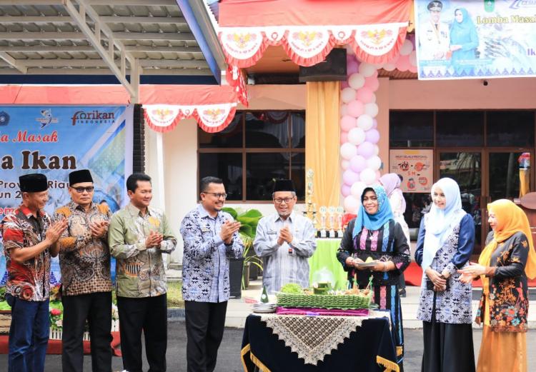 Hj Ismiatun Dampingi Tim Meranti Ikut Lomba Masak Serba Ikan