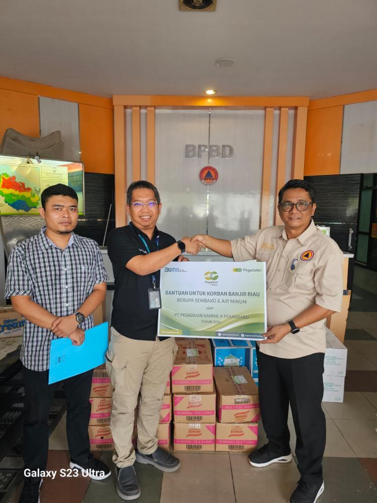 PT Pegadaian Pekanbaru Berikan Bantuan Sembako pada Masyarakat Terdampak Banjir di Riau
