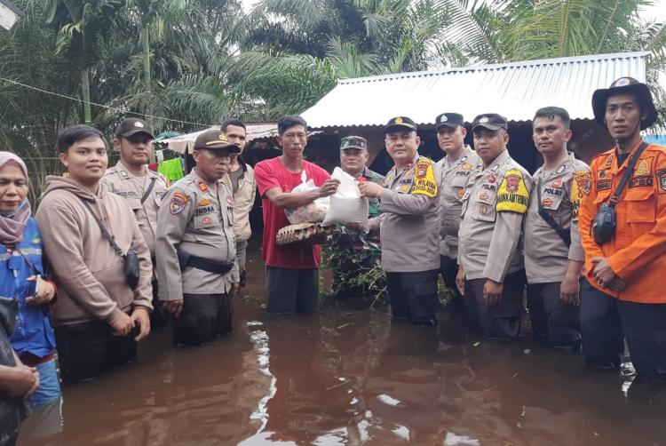 Terjang Banjir, Kompol Hairul dan Personel Antar Bantuan ke Warga Terdampak Banjir