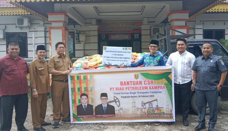 Total 2 Ton Beras Diberikan PT RPK ke Warga Terdampak Banjir di Pelalawan