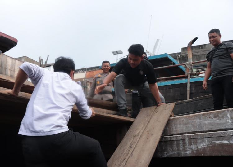 Cek Kapal Pengangkut Logistik Pemilu 2024, Ini Harapan AKBP Kurnia S
