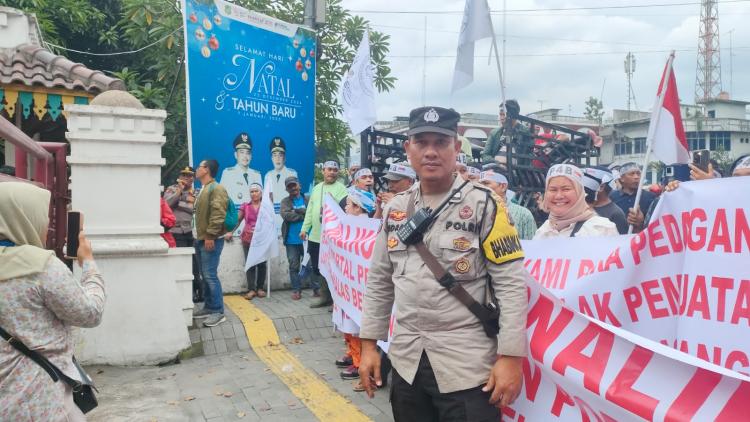 Bhabinkamtibmas Desa Medan Estate, Aiptu Indra Gustiawan Laksanakan Pam Unjuk Rasa di Kantor Walikota Medan