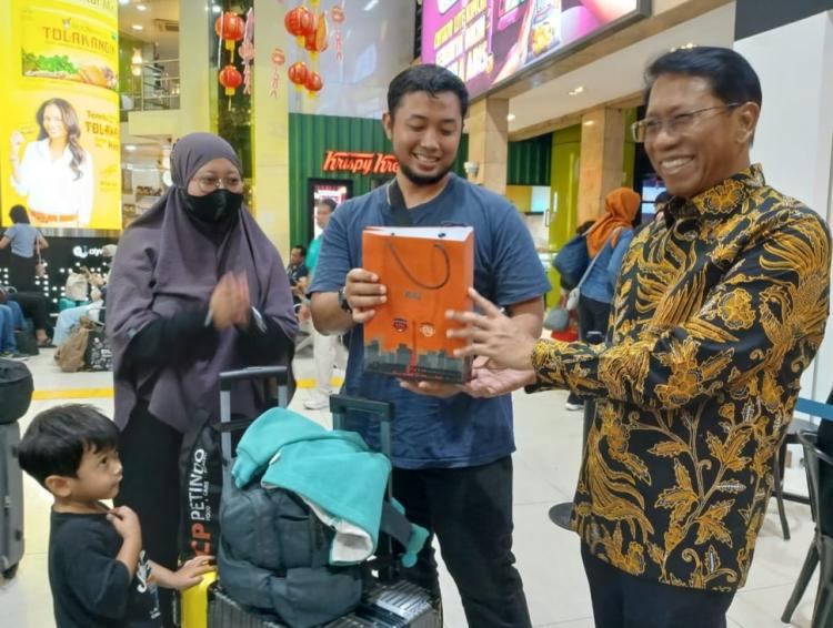 Dirut KAI Sapa Pelanggan dan Mohon Maaf atas Keterlambatan KA Lantaran Banjir di Grobogan