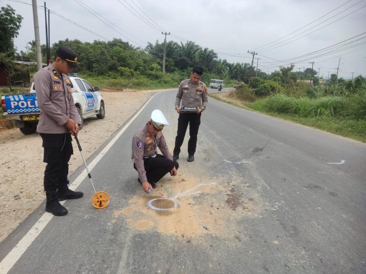 Kecelakaan Beruntun: Satlantas Polres Kuansing Evakuasi Pengendara Motor Meninggal Dunia