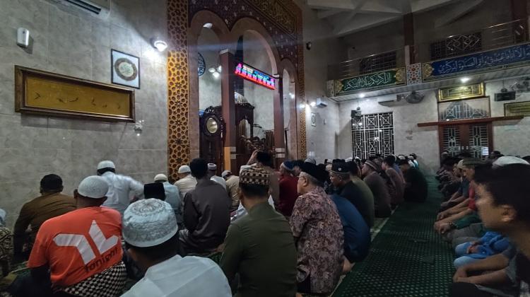 Warga Padati Masjid Salat Tarawih Hari Pertama 1 Ramadan 1446 Hijriah