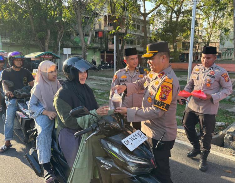 Awal Ramadhan, Polres Kepulauan Meranti Berbagi Takjil ke Warga dan Pengguna Jalan