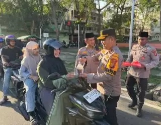 Awal Ramadhan, Polres Kepulauan Meranti Berbagi Takjil ke Warga dan Pengguna Jalan