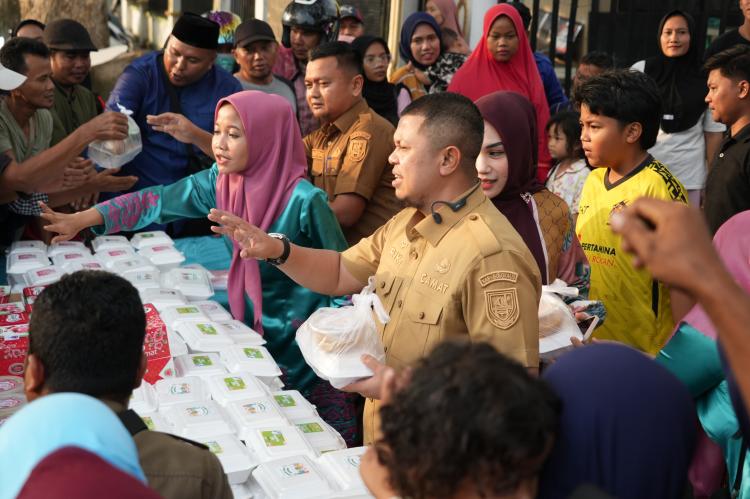 Takjil Gratis dari' Pemcam Mandau Buat Warga dan Pengguna Jalan