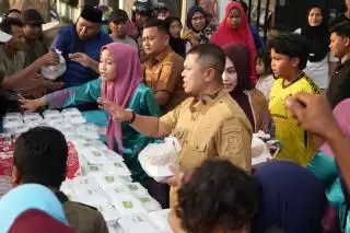 Takjil Gratis dari' Pemcam Mandau Buat Warga dan Pengguna Jalan