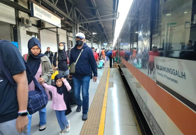 Tercatat! KAI Layani 4,32 Juta Pelanggan KA JJ dan Lokal Selama Angkutan Lebaran 2025